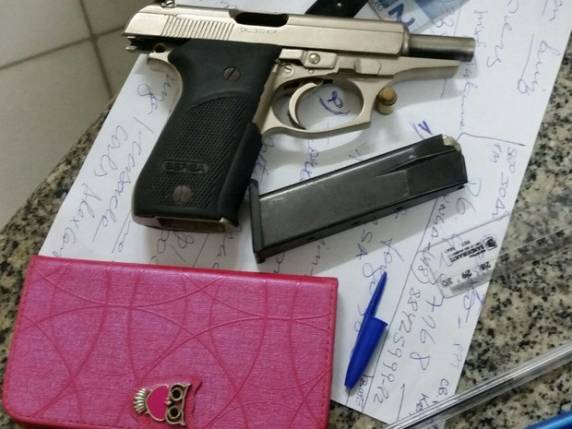 Mulher tentava vender pistola por R$ 5 mil ou trocá-la por carro