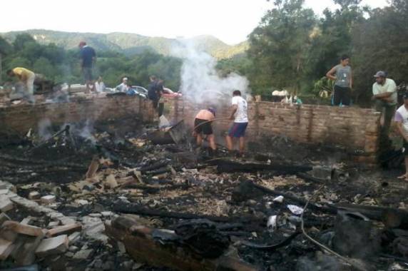 Família está na casa de vizinhos e aceita doações