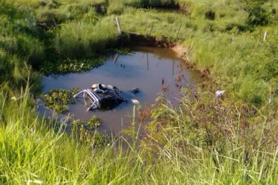 Conforme a PRF, veículo capotou na pista diversas vezes antes de cair na água