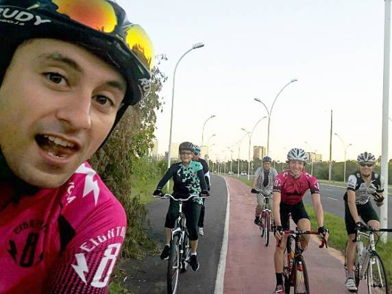 Grupo pedalava na orla do Guaíba no mesmo horário da presidente