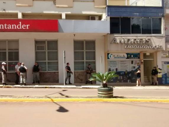 Apesar dos estragos, nenhum cofre ou caixa eletrônico foi 

arrombado