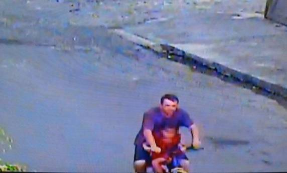 Imagens de câmera de segurança e testemunhas confirmam que um homem a colocou em 

uma bicicleta e saiu do local