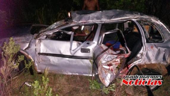 Corsa capotou após motorista perder controle em uma curva