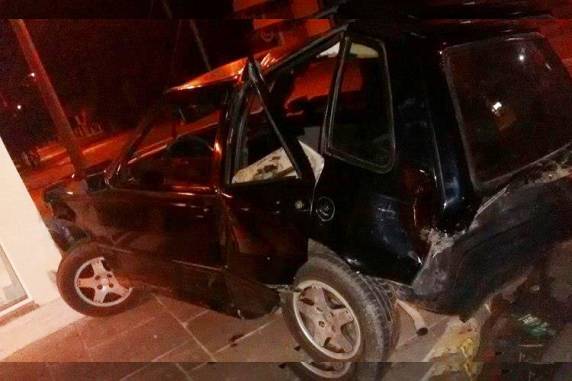 Fiat Uno e Santana colidiram 

lateralmente. Uma pessoa ficou ferida