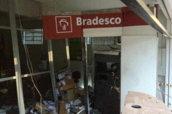 Explosão na agência do Bradesco ocorreu às 3h44min desta segunda-feira