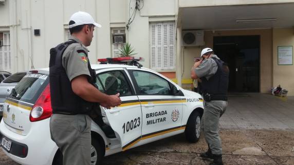 O filho da mulher saiu em defesa da mãe e 

atingiu o braço do homem com uma facada