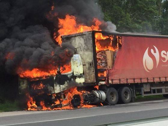 Bombeiros não sabem informar causas do incêndio; motorista não se feriu