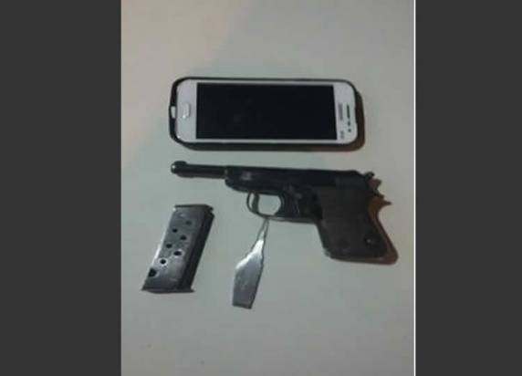 Adolescente foi apreendido e jovem foi preso por suspeita de envolvimento no crime