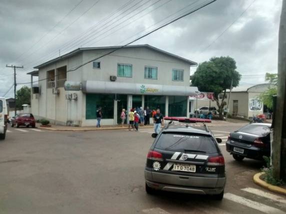 Ladrões quebraram porta de vidro para ter acesso ao estabelecimento