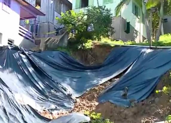 Terra atingiu casas e solo continua cedendo porque segue molhado
