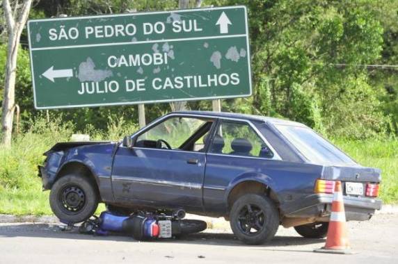 Colisão ocorreu entre um veículo e uma 

moto, na tarde deste domingo
