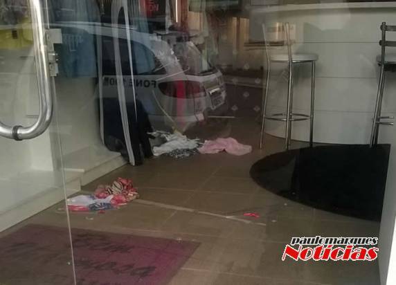 Ladrões agiram durante a madrugada desta quinta-feira (25)
