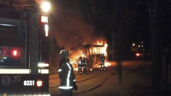 Coletivo foi totalmente destruído pelo fogo; caminhão teve cabine queimada