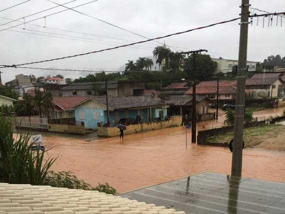 Em Florianópolis, uma via pública desmoronou e passagem está bloqueada