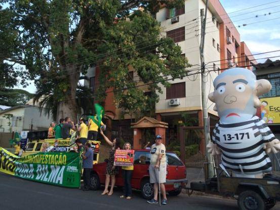 Manifestação contou com aproximadamente 50 pessoas