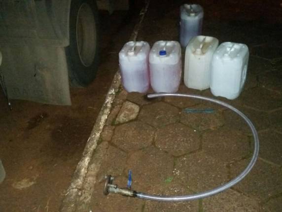 Produto era retirado dos caminhões e colocado em galões para venda