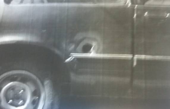 Trio fez funcionários reféns e roubou armas no interior da cidade