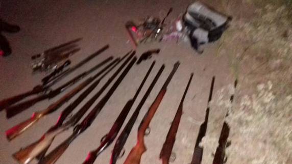 Trio fez funcionários reféns e roubou armas no interior da cidade