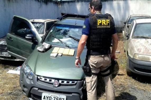 Dentro do carro foram encontrados 2,69 quilos de 

maconha