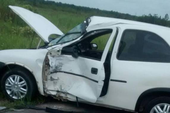 Com a violência do impacto, parte do Corsa ficou destruído