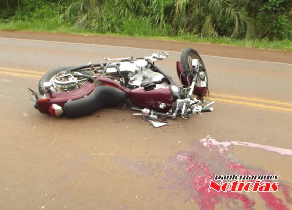 Motocicleta e ônibus colidiram no centro da pista