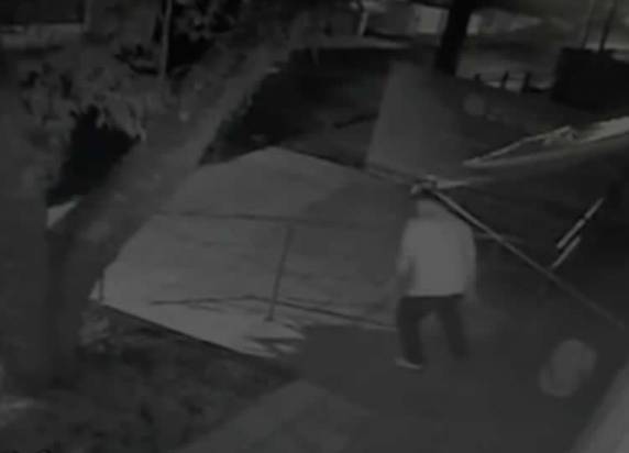 Menina foi deixada por volta das 22h de sexta (11) e encontrada às 7h