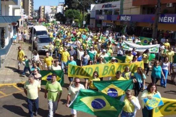Em Xanxerê, no Oeste, cerca de 1,2 mil pessoas se reuniram para pedir o impeachment 

da presidente Dilma Rousseff