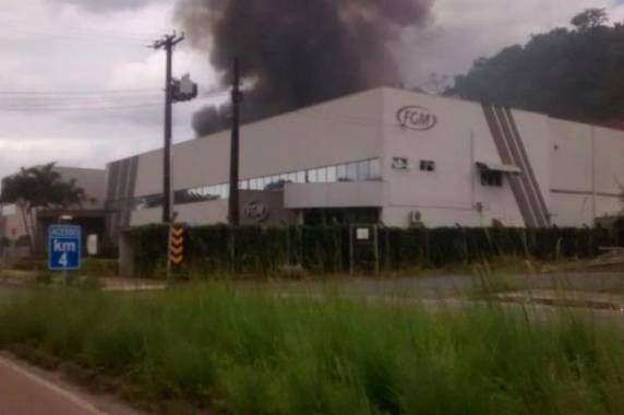 Bombeiros utilizaram 10 mil litros de água para apagar as chamas de 

depósito
