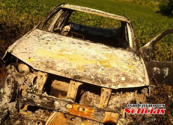 Automóvel com placas de do Estado de Santa Catarina estava na margem da ERS 342