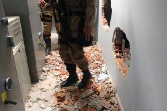 Bandidos fizeram dois buracos no interior do 

banco localizado na Quarta Avenida