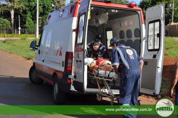 Momento em que a mulher é socorrida pelo SAMU