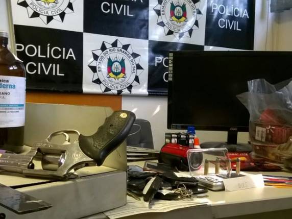 Os suspeitos também são apontados como falsificadores de 

documentos