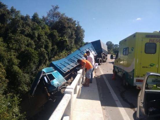 Um dos veículos caiu de ponte no km 117 da rodovia