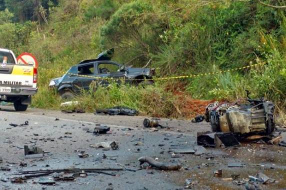 Vítimas estavam em um veículo que bateu de frente com um caminhão