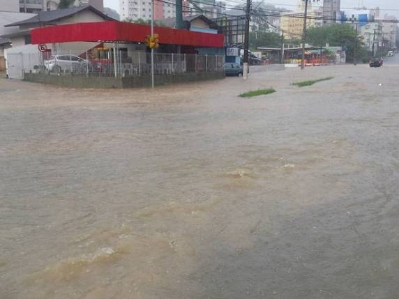 Água começou a cair perto das 15h10 e continuou por cerca de uma hora