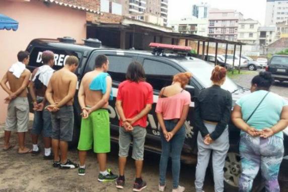 Com os suspeitos, 

foram apreendidos 800 gramas de maconha e crack