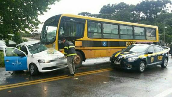 De acordo com a Polícia Rodoviária Federal (PRF), o coletivo estava sem 

passageiros