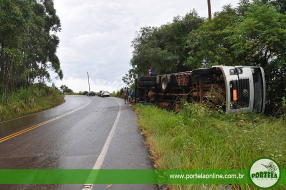 Caminhão parou no sentido oposto ao que trafegava
