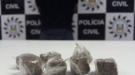 Foram localizadas com o suspeito, porções de maconha pronta para venda