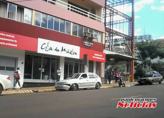 Motocicleta e automóvel colidiram em um 

cruzamento de vias 
