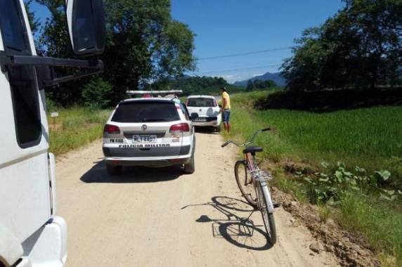 Suspeitos fugiram num carro que foi abandonado em seguida, próximo ao local