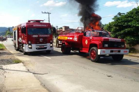 Homem de 53 anos morreu ao colidir contra o rodado do caminhão nesta terça-feira