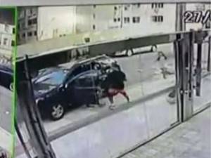 Eles estavam em um carro furtado e bateram contra portão da Alesc