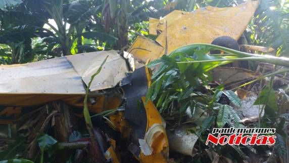Bombeiros estão no local do acidente prestando socorro a um dos pilotos