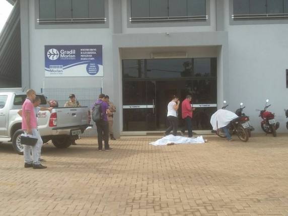 Segurança é um policial militar.
