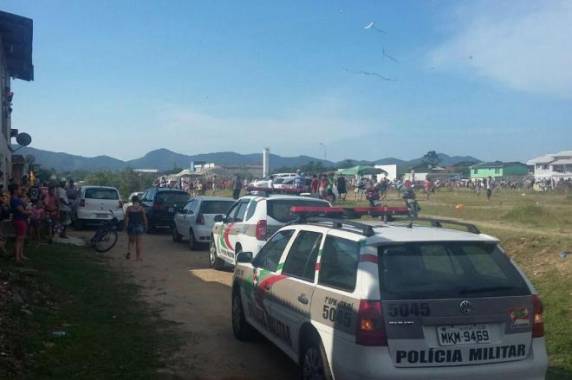 Pessoas estariam invadindo casas e estabelecimentos para recuperar as pipas 

que eram cortadas