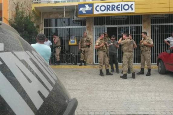 Dez pessoas foram rendidas por assaltantes