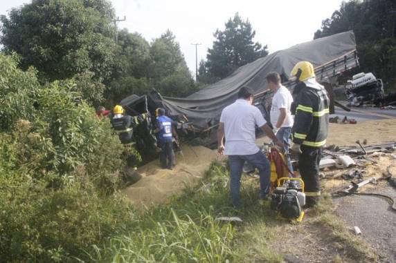 Motorista da carreta de São 

Miguel do Oeste, que reside em São José do Cedro, sofreu fraturas e está internado no hospital local