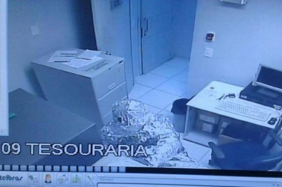 O traje 

inusitado seria para evitar o disparo do alarme