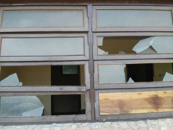 PM acredita que suspeito usou madeira ou ferro para quebrar vidros